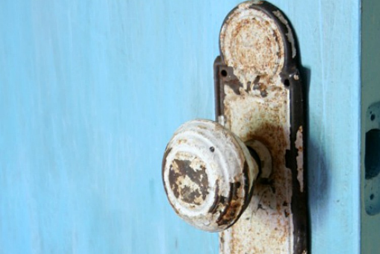 AWESOME WAYS TO UPCYCLE OLD DOORS