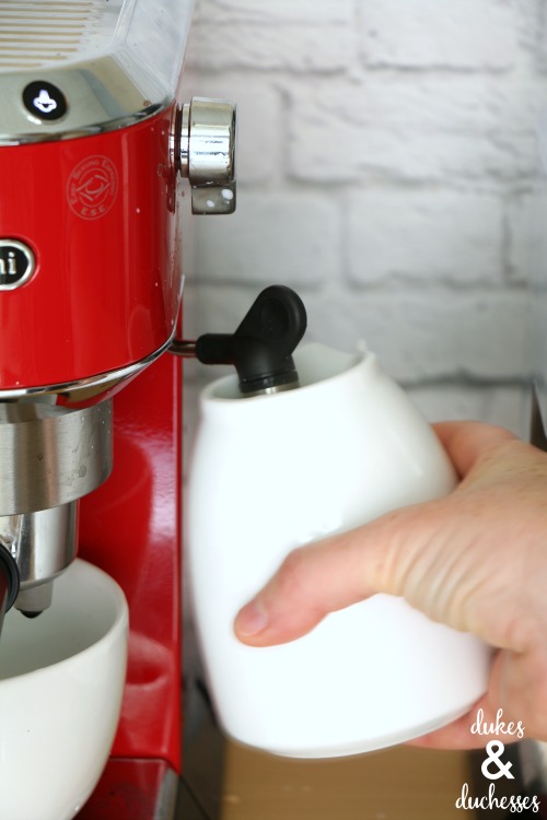 foaming milk for homemade latte