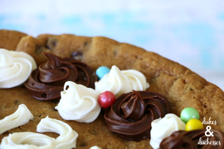 the easiest way to decorate a cookie cake