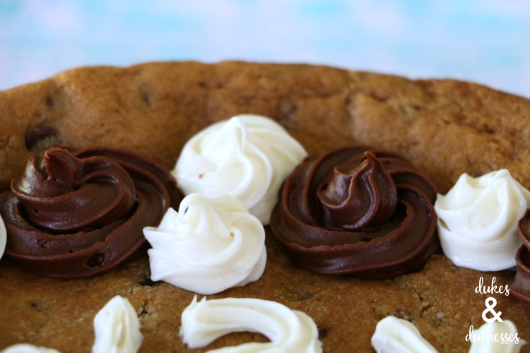 the easy way to decorate a cookie cake